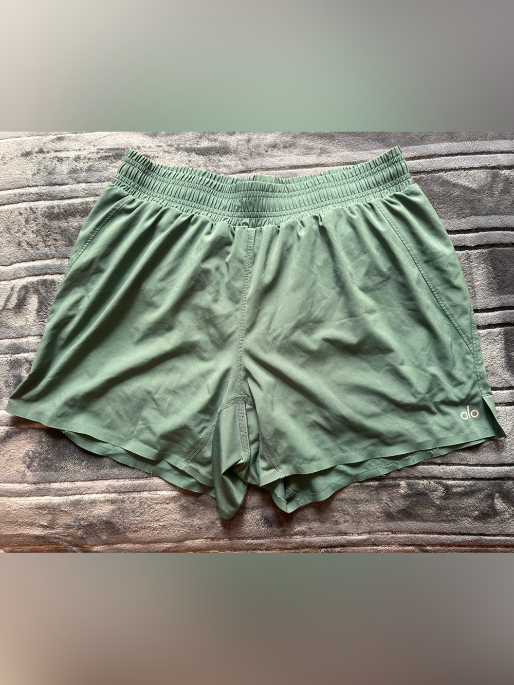 Alo yoga sage Green men’s Athletic Shorts with liner size medium